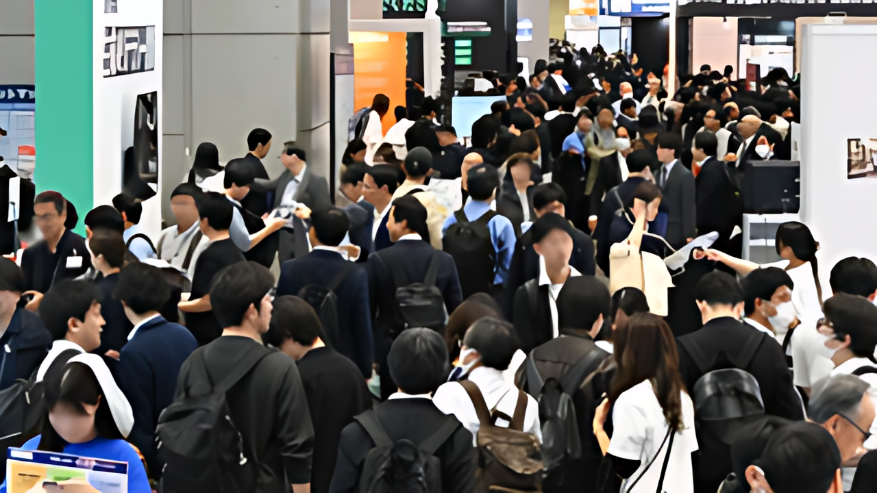 多くの来場者で熱気に包まれた東京ビッグサイトの会場内。
