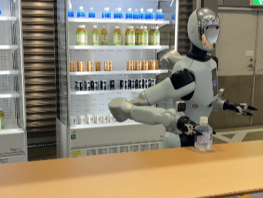 会場内で実際にドリンクをサーブするヒューマノイドロボット。